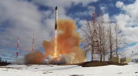 Les Russes se préparent à lancer la production de masse des missiles balistiques intercontinentaux RS-28 Sarmat, d'une portée de 18 000 kilomètres, qui peuvent transporter une ogive nucléaire d'une puissance de 7,5 mégatonnes.