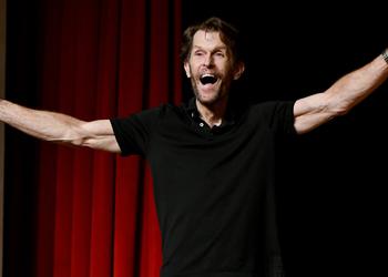 La voix du légendaire Kevin Conroy, ...