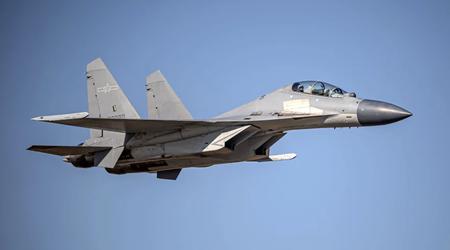 L'avion de chasse chinois J-16 tire sur l'avion australien avec des pièges thermiques