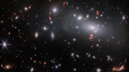 James Webb a découvert un objet spatial doté d'une machine à remonter le temps : la même galaxie est apparue à trois endroits différents sur la même photo.