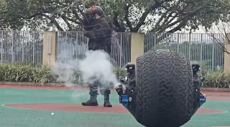 Un robocop chinois patrouille pour la première fois dans les rues : il ressemble à BB-8 de Star Wars et dispose d'armes non létales (vidéo)