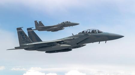 Les quatre premiers lots de chasseurs modernisés F-15EX Eagle II resteront dépourvus de réservoirs de carburant externes, mais pourront transporter davantage de missiles.