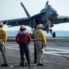 USS Gerald R. Ford, le plus grand porte-avions du monde, qui a coûté plus de 13 milliards de dollars, avec des chasseurs F/A-18 Super Hornet en patrouille dans la mer Adriatique.-6 USS Gerald R. Ford, le plus grand porte-avions du monde, qui a coûté plus de 13 milliards de dollars, avec des chasseurs F/A-18 Super Hornet en patrouille dans la mer Adriatique.-6
