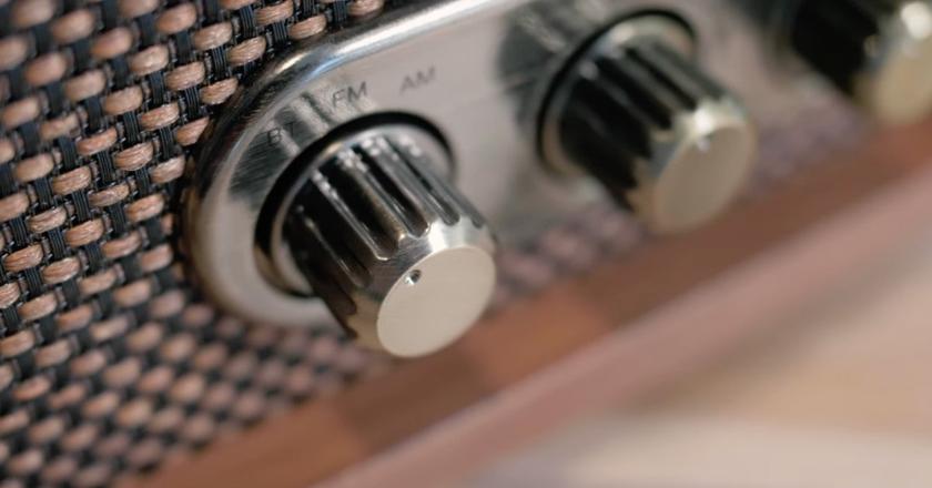 Radio Victrola VRS-2800-WLN et enceinte bluetooth