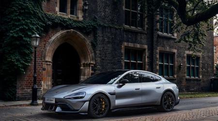 Xiaomi a dévoilé la voiture électrique SU7 Ultra dans une élégante couleur Space Silver.