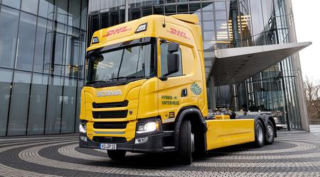 Jusqu'à 800 km d'autonomie et ravitaillement dans n'importe quelle station-service : Scania et DHL testent un camion électrique équipé d'un générateur à essence.
