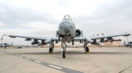 Le célèbre avion d'attaque A-10 Thunderbolt II peut désormais utiliser des missiles APKWS II et des bombes guidées de petit diamètre GBU-39/B.