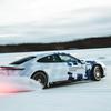 Porsche Taycan GTS sur la glace.