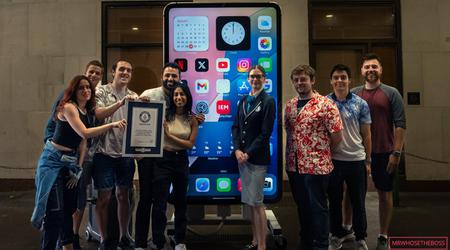 Nouveau record Guinness : des blogueurs ont fabriqué le plus grand iPhone 15 Pro Max du monde, d'une hauteur de 2 mètres et d'un poids de plus de 200 kg.