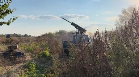 L'armée ukrainienne a créé un système improvisé de lance-roquettes multiples à partir d'un lanceur d'avion LAU-131 et de roquettes non guidées Hydra 70 sur la base d'un véhicule tout-terrain.