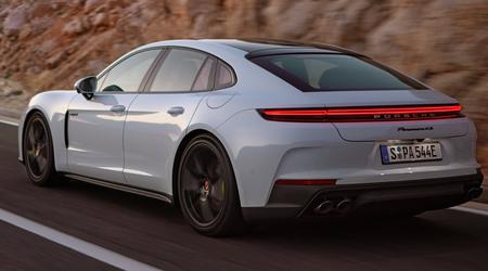Porsche dévoile deux modèles hybrides rechargeables : la Panamera 4 E-Hybrid et la Panamera 4S E-Hybrid, dont l'autonomie peut atteindre 96 km en mode électrique.