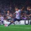Un joueur dribble le ballon dans l'UFL