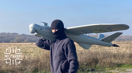 Le Leleka LR est une nouvelle version du drone ukrainien Leleka-100, qui résiste aux attaques électromagnétiques et dispose d'un rayon d'action plus important.