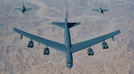 Les Eurofighter italiens et les bombardiers américains B-52 s'entraînent à des frappes de précision en Lituanie