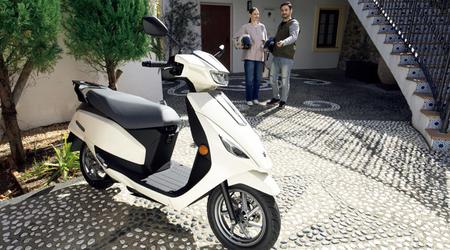 Suzuki a dévoilé le scooter électrique e-Address, doté d'une autonomie de 87 kilomètres.