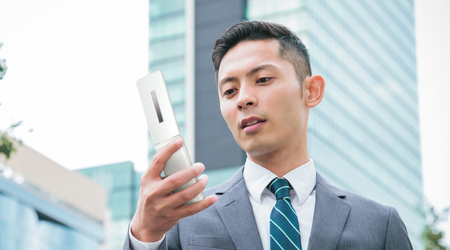 Une nouveauté très étrange : Sharp a mis sur le marché un clamshell à bouton-poussoir sécurisé avec Android et un podomètre