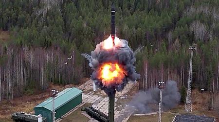 Les Russes ont lancé le missile balistique intercontinental SS-27 Mod 2, d'une portée de 12 000 kilomètres, qui peut transporter une ogive nucléaire d'une puissance allant jusqu'à 500 kilotonnes.