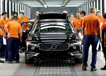 La berline Volvo S90 est tombée ...
