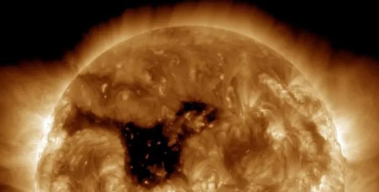 Un énorme trou coronal de 800 ...