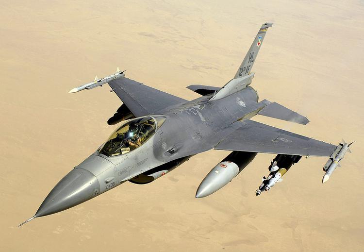 Des chasseurs polonais F-16 arrivent en ...