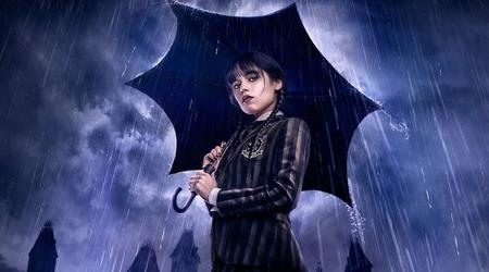 Le train de la hype se prépare déjà : Netflix termine le tournage de la deuxième saison de Wednesday et dévoile la première image de Jenna Ortega.