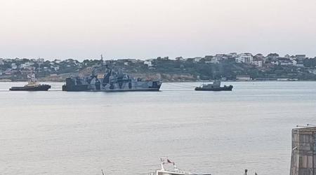 Une photo a été publiée du remorquage du navire lance-missiles Samum, d'une valeur de 45 millions de dollars, qui a été touché par le drone expérimental ukrainien Sea Baby.