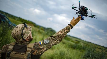 Environ 3 000 drones équipés de systèmes de vision artificielle sont déjà produits en Ukraine, et le gouvernement en commandera bientôt 10 000 autres. 