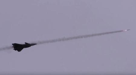 La Chine a montré pour la première fois comment un avion de chasse J-20 Mighty Dragon de cinquième génération a lancé un missile pour s'entraîner à détruire des avions ennemis.