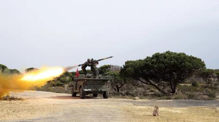 L'Espagne a affecté 345 millions de dollars à l'achat de 522 de ses missiles antiaériens Mistral 3 les plus avancés, qui ont une portée de 8 kilomètres et peuvent atteindre une vitesse de 3 350 km/h