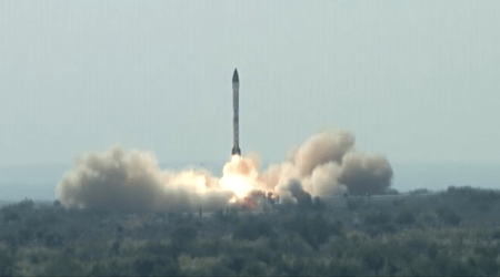 Le Pakistan a testé avec succès le missile balistique Ababeel, d'une portée de 2 200 km, qui peut transporter jusqu'à huit ogives d'un poids total de 1,5 tonne.