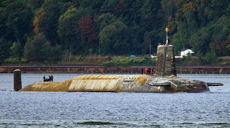 Le sous-marin nucléaire de classe Vanguard transportant des missiles balistiques intercontinentaux Trident II (D5) a pris l'allure d'un monstre marin après une mission prolongée.