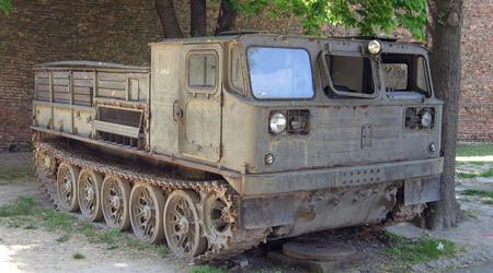 Les Russes transforment les camions soviétiques ATC-59G en véhicules de combat parce qu'ils ont des problèmes de blindage.