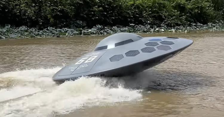 Un YouTuber crée un bateau à ...