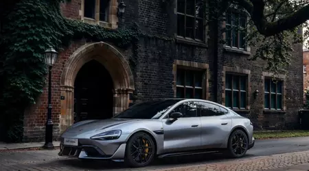 Xiaomi a dévoilé la voiture électrique SU7 Ultra dans une élégante couleur Space Silver.