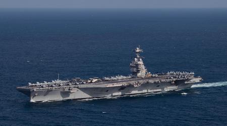 USS Gerald R. Ford, le plus grand porte-avions du monde, qui a coûté plus de 13 milliards de dollars, avec des chasseurs F/A-18 Super Hornet en patrouille dans la mer Adriatique.