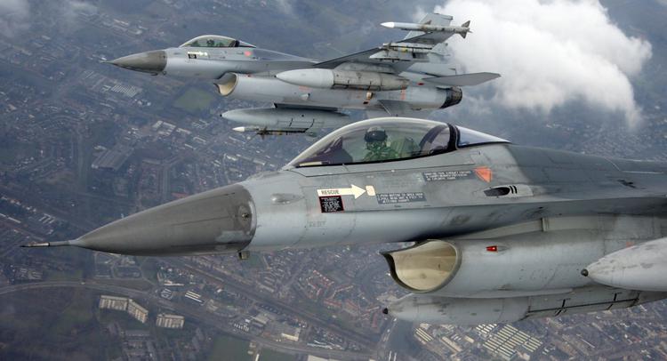 Les premières F-16 de Bulgarie rencontrent ...