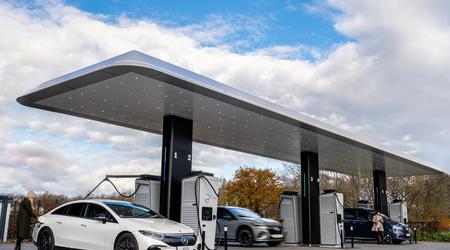 Mercedes a ouvert un centre de marque en Europe avec des stations de recharge pour véhicules électriques d'une capacité de 300 kW.