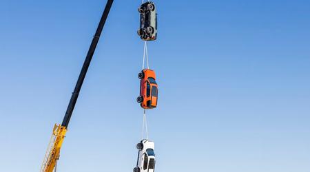 Honda a suspendu trois Passport TrailSport à une grue pour prouver leur durabilité.