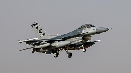 Les avions de combat américains F-16 Fighting Falcon sont arrivés des États-Unis au Moyen-Orient.
