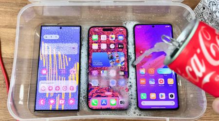 Le test de la glace : les flagships Samsung Galaxy S23 Ultra, iPhone 14 Pro Max et Xiaomi 13 Ultra ont été arrosés de soda et ont gelé (vidéo)