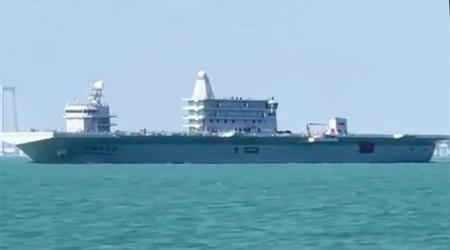 La Chine met à l'eau un porte-avions inconnu jusqu'à présent et portant des marques civiles