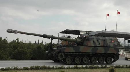 La Turquie reçoit les premiers obusiers automoteurs Firtina II de sa propre production, dotés de systèmes de propulsion allemands et d'une portée de tir de 40 kilomètres.