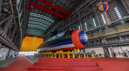 Taïwan a lancé son premier sous-marin, le Hai Kun, d'une valeur de 1,54 milliard de dollars, qui recevra des torpilles américaines Mk 48 et des missiles antinavires Harpoon.
