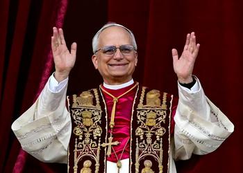 Nouveau Pape Léon XIV apparaît en ...