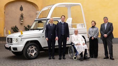Mercedes-Benz a présenté au pape François la Classe G électrique "papamobile".