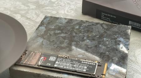 Samsung Deutschland propose à l'utilisateur de briser le SSD avec un marteau pour obtenir un nouveau disque sous garantie.