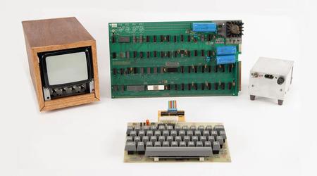 Une copie fonctionnelle de l'Apple-1, accompagnée d'un manuel d'instructions contenant des notes manuscrites de Steve Jobs et Steve Wozniak, a été vendue aux enchères pour 375 000 dollars.