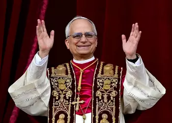 Nouveau Pape Léon XIV apparaît en ...