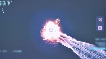 La Turquie a mené la première opération conjointe de drone de surface et d'UAV au monde - Le drone maritime kamikaze Albatros-S accompagné du Bayraktar TB2 a coulé un navire de 69 mètres.