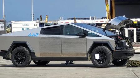Une camionnette électrique Tesla Cybertruck de présérie du musée de l'automobile de Los Angeles a été vendue pour 400 000 dollars.
